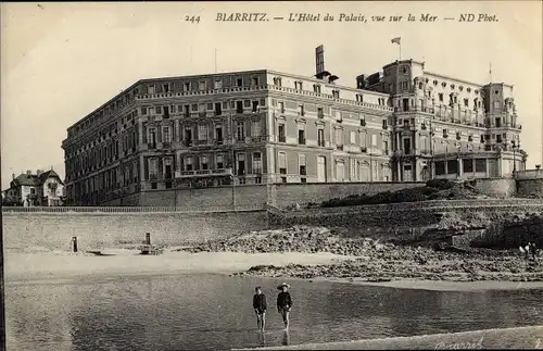 Ak Biarritz Pyrénées Atlantiques, L'Hotel du Palais, vue sur la Mer