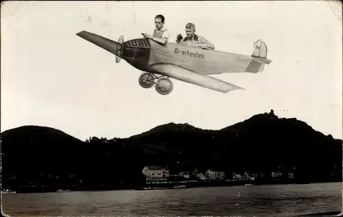 Foto Ak Königswinter am Rhein, Drachenfels, Männer in einem Flugzeug, Fotomontage