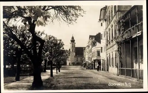 Ak Aschach an der Donau Oberösterreich, Straßenpartie, Kirche