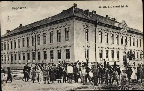 Ak Kaposvár Ungarn, Kinder vor der Schule