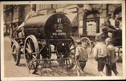 Ak Berliner Typen, Hinter dem Sprengwagen