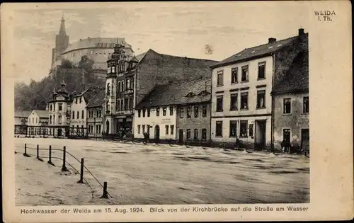 Ak Weida in Thüringen, Hochwasser 1924, Blick von der Kirchbrücke auf die Straße am Wasser