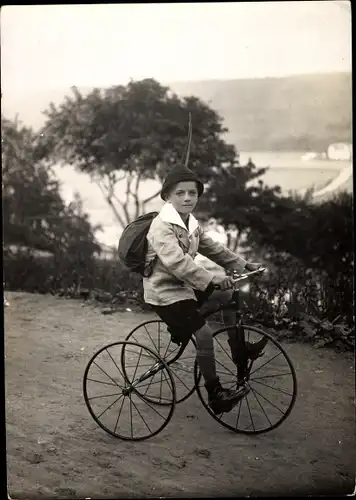 Foto Ak Junge auf einem Dreirad