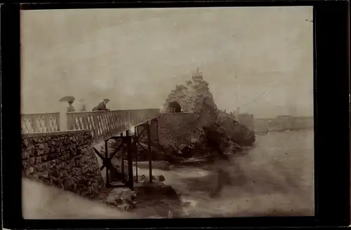 Foto Ak Pyrénées-Atlantiques ? Frankreich, Meer, Brücke, Tunnel