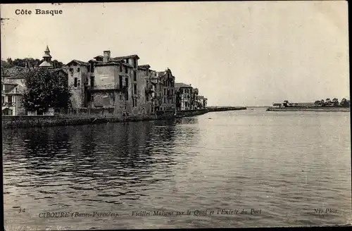 Ak Ciboure Pyrénées-Atlantiques, Vieilles Maisons sur la Quai et l'Entree du Port