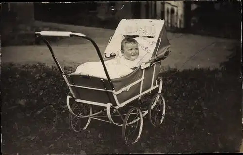 Foto Ak Baby in einem Kinderwagen