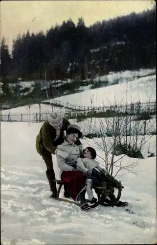 Ak Familie auf einem Schlitten, Winterlandschaft