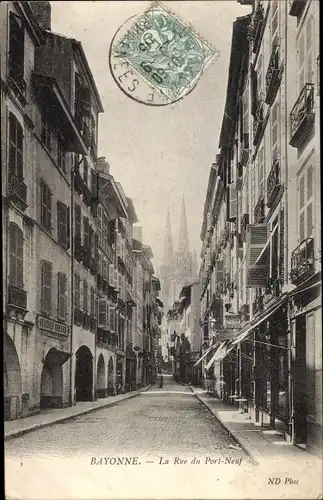 Ak Bayonne Pyrénées Atlantiques, La Rue du Port Neuf