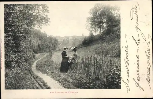 Ak Liverdun Meurthe et Moselle, Zwei Frauen am Zaun, Straße, Bäume