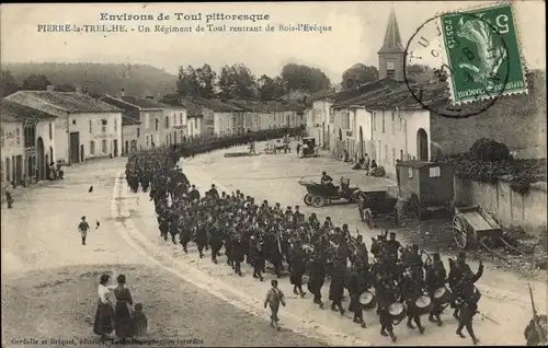 Ak Pierre la Treiche Meurthe et Moselle, Grande Rue, Soldatenmarsch, Kirchturm