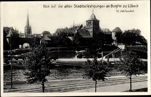 Ak Hansestadt Lübeck, Blick auf die alten Stadtbefestigungen am Burgtor