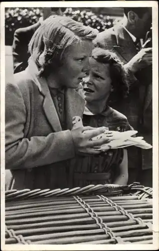 Ak Prinzessin Beatrix von Niederlanden mit Taube, 1950