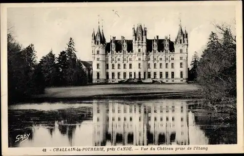 Ak Challain la Potherie Maine et Loire, Vue du Chateau prise de l'Etang