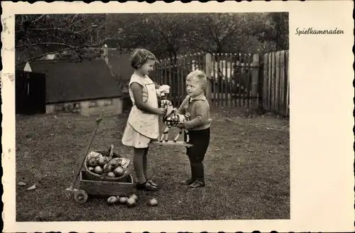 Ak Junge und Mädchen mit Holzpferd, Karren mit Äpfeln, Spielkameraden