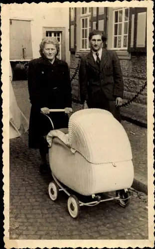 Foto Ak Mann und Frau mit Kinderwagen, Portrait