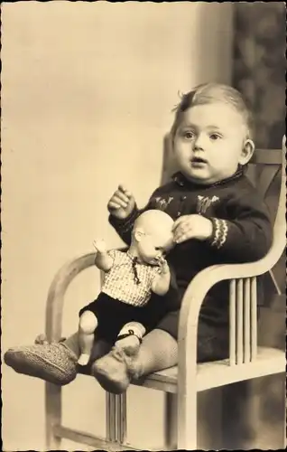 Foto Ak Kleiner Junge mit Puppe auf dem Schoß, Portrait