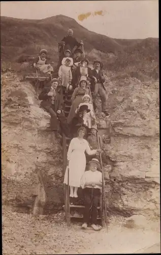 Foto Ak Calvados Frankreich, Gruppenbild der Touristen, Treppen