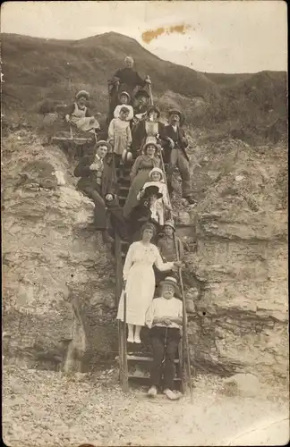 Foto Ak Calvados Frankreich, Gruppenbild der Touristen, Treppen