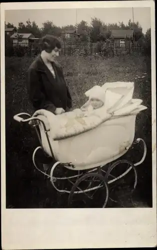 Foto Ak Mutter neben Kinderwagen mit Kleinkind, Portrait