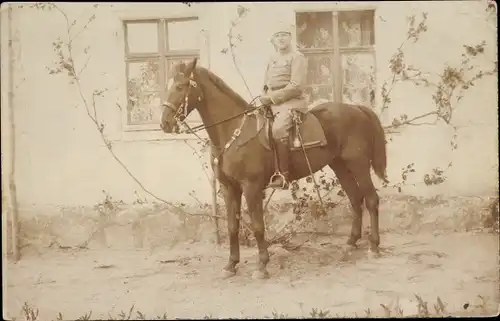 Foto Ak Soldat in Uniform auf einem Pferd, I WK