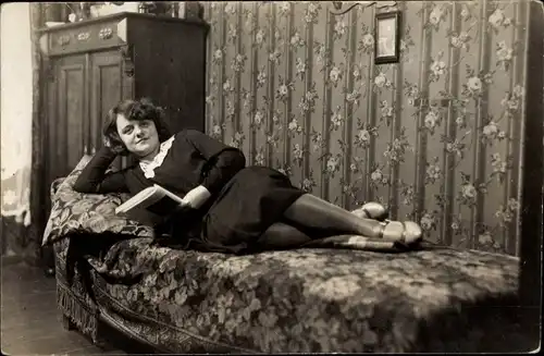 Foto Ak Frau posiert liegend auf einem Sofa