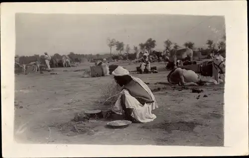 Foto Ak Wüstenlandschaft mit Personen und Rindern