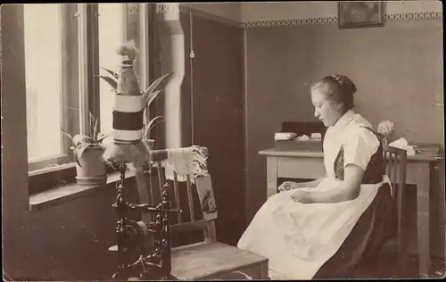 Foto Ak Frau mit Schürze, Spinnrad, Portrait