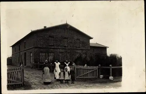 Foto Ak Barmstedt in Holstein, Frauen und Kinder vor einem Backsteinhaus