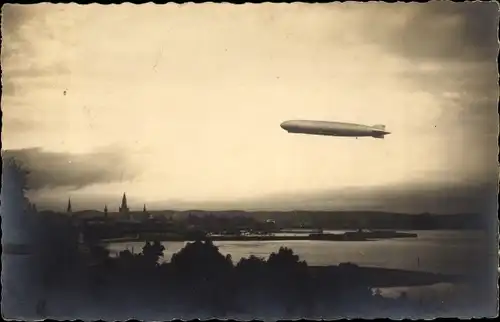 Foto Ak Konstanz am Bodensee, Zeppelin, Stadtansicht