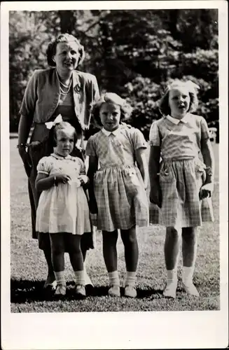 Ak Königin Juliana von Niederlanden mit Töchtern, 1948