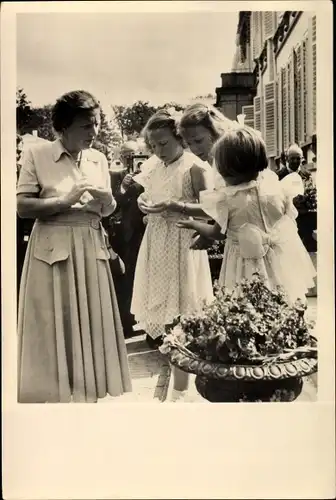 Ak Königin Juliana von Niederlanden mit Töchtern, Geburtstag der Prinzessin Irene, 1948