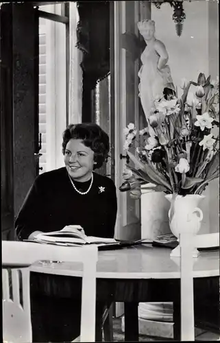 Ak Prinzessin Beatrix von Niederlanden am Tisch, Palais Soestdijk 1962