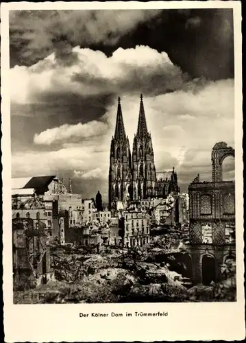 Ak Köln am Rhein, Der Kölner Dom im Trümmerfeld