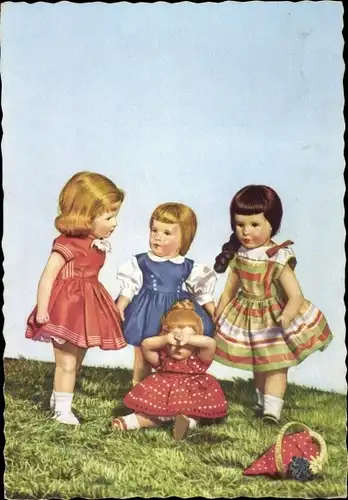 Ak Szene mit 4 Puppen auf dem Rasen