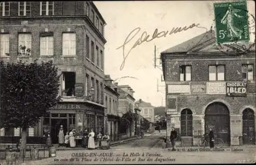 Ak Orbec en Auge Calvados, La Halle a l'avoine, un coin de la Place de l'Hotel de Ville