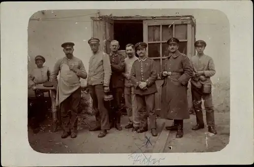 Foto Ak Kiew Ukraine, Soldaten vor dem Eingang zur Küche, I WK