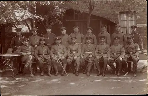 Foto Ak Deutsche Soldaten in Uniformen, Gruppenaufnahme