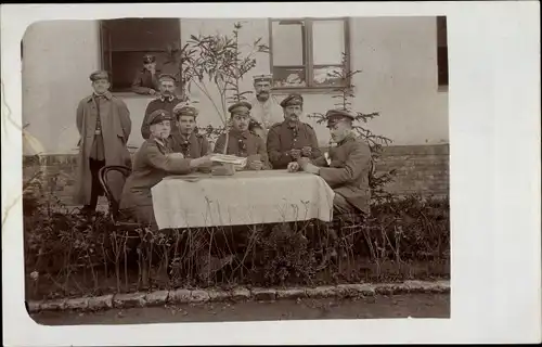 Foto Ak Deutsche Soldaten in Uniformen an einem Tisch, Gruppenaufnahme, I WK