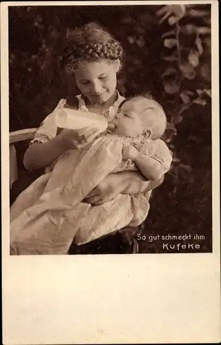 Ak Reklame, Kufeke Säuglingsnahrung, Mädchen gibt Kleinkind die Flasche