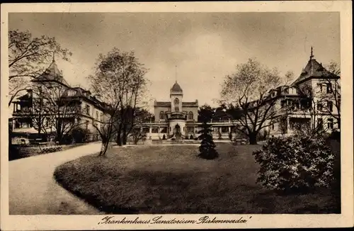 Ak Birkenwerder im Kreis Oberhavel, Wegpartie mit Blick auf das Krankenhaus