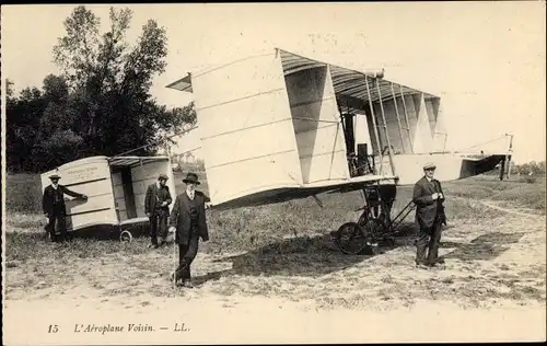 Ak Des gens devant l'Aéroplane Voisin, Biplan, Flugpioniere