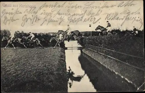 Ak Berlin Lichtenberg Karlshorst, Pferde überspringen einen Wassergraben, Rennbahn