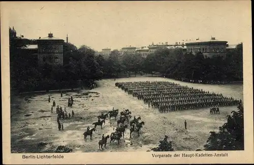 Ak Berlin Steglitz Lichterfelde, Vorparade der Haupt Kadettenanstalt