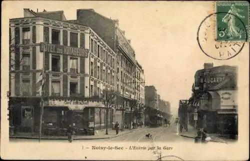 Ak Noisy le Sec Seine Saint Denis, L'Entrée par la Gare, Hotel des Voyageurs