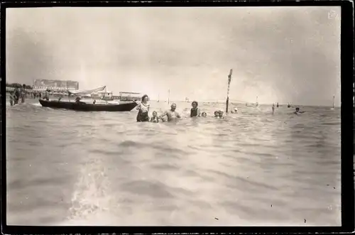 Foto Ak Partie am Meer, Menschen im Wasser, Touristen, Boot, 1930