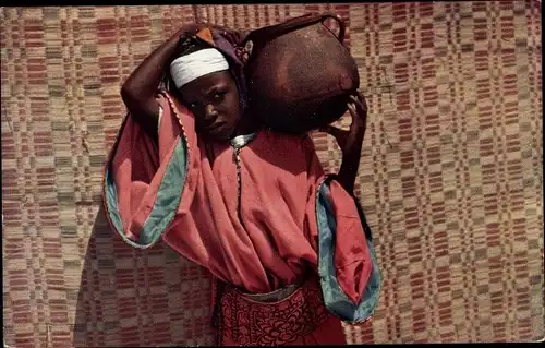Ak Tanger Marokko, Frau in Tracht mit Wasserkrug