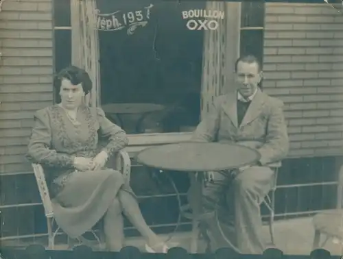 Foto Mann und Frau sitzen vor einem Cafe, 1942
