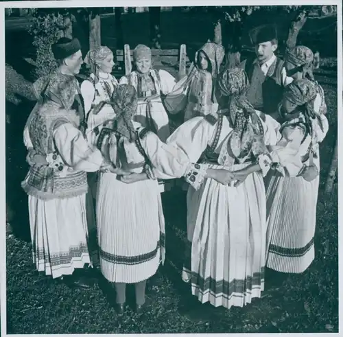 Foto Kroatien, Männer und Frauen in typischer Tracht, Tanz, Fest