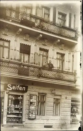 Foto Ak Berlin, Blick auf eine Seifenhandlung, Hausnummer 62 a