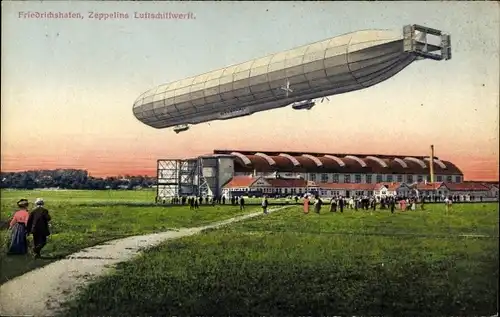 Ak Friedrichshafen am Bodensee, Zeppelin über der Luftschiffwerft